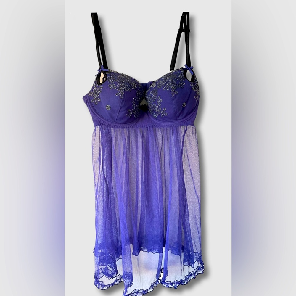 Beautiful purple Color FREDRICKS OF
HOLLYWOOD babydoll💜